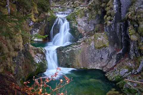Orman Şelalesi 4K Duvar Kağıdı · waterfall · 3840×2560