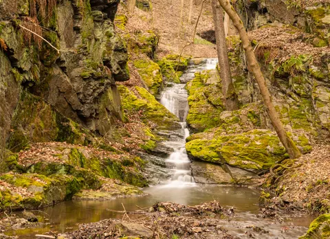 Waldwasserfall 4K Hintergrundbild · waterfall · 3840×2784