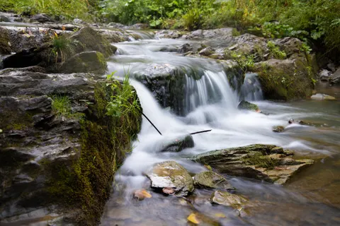 Waldwasserfall 4K Hintergrundbild · waterfall · 3840×2560
