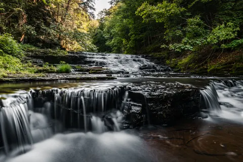 Orman Şelalesi 4K Duvar Kağıdı · waterfall · 3840×2560