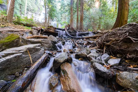 Waldwasserfall 4K Hintergrundbild · waterfall · 3840×2561