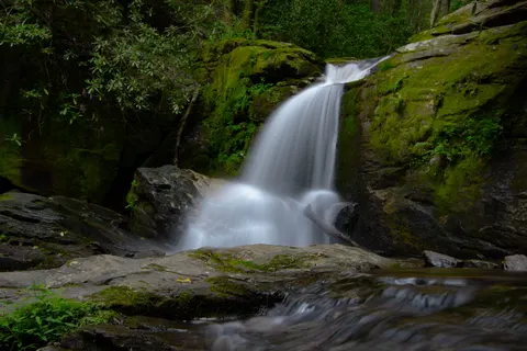 Sfondo Cascata nella Foresta 4K · waterfall · 3840×2560