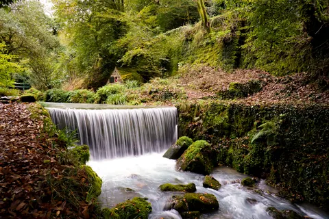 Waldwasserfall 4K Hintergrundbild · waterfall · 3840×2560