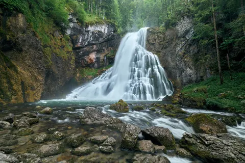 Waldwasserfall 4K Hintergrundbild · waterfall · 3840×2560