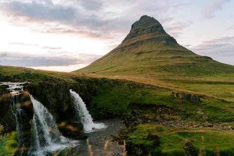 والپیپر آبشارهای ایسلند با کیفیت 4K · waterfall · 3840×2560