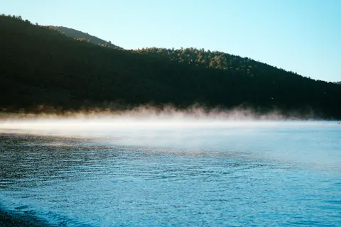 Fond d'écran Lac de montagne dans la brume 4K · nature · 3840×2560