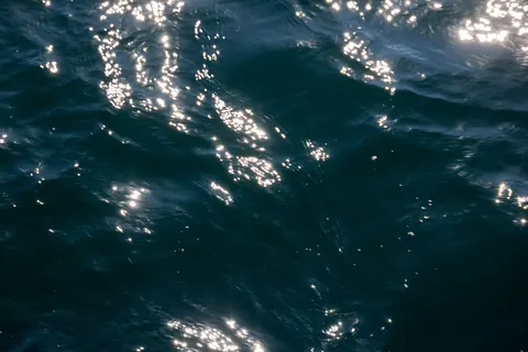 Fond d'écran Bleu profond 4K · underwater · 3840×2561