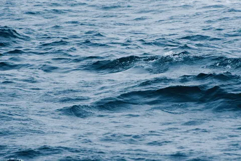 गहरा नीला 4K वॉलपेपर · underwater · 3840×2560