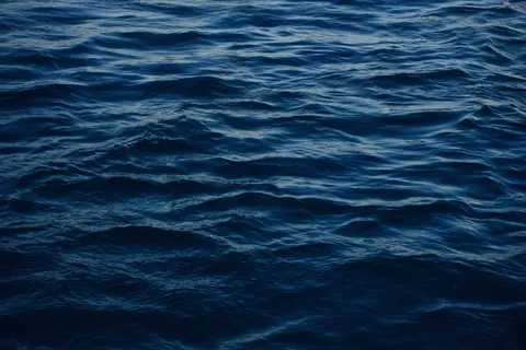 Fond d'écran Bleu profond 4K · underwater · 3840×2560