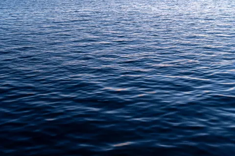 Fond d'écran Bleu profond 4K · underwater · 3840×2560