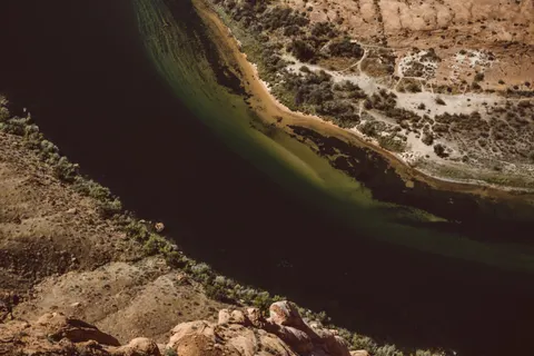 Luftaufnahme Fluss 4K Hintergrundbild · aerial · 3840×2560