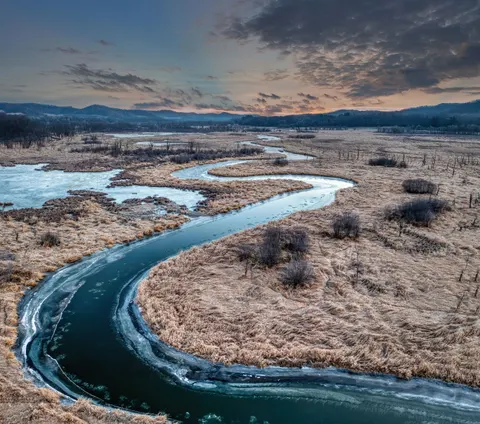 Luftaufnahme Fluss 4K Hintergrundbild · aerial · 3840×3389