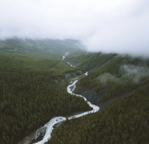 Luftaufnahme Fluss 4K Hintergrundbild · aerial · 3840×3688