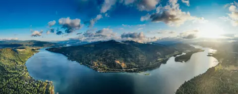 Luftaufnahme Fluss 4K Hintergrundbild · aerial · 3840×1522