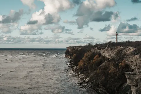 Deniz Feneri Sahili 4K Duvar Kağıdı · ocean · 3840×2560