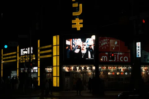 Neon Şehir 4K Duvar Kağıdı · neon · 3840×2560