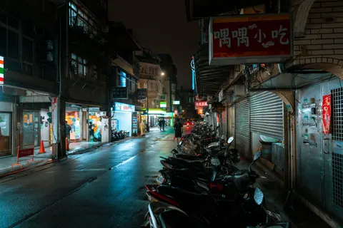 네온 도시 4K 배경화면 · neon · 3840×2561
