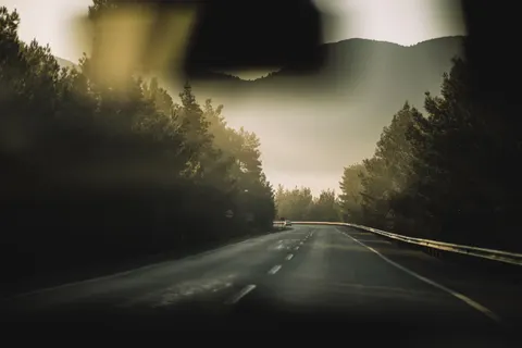 Neblige Straße 4K Hintergrundbild · nature · 3840×2560