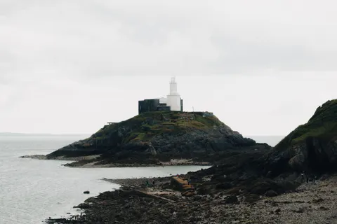 Deniz Feneri Sahili 4K Duvar Kağıdı · ocean · 3840×2560