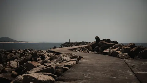 Deniz Feneri Sahili 4K Duvar Kağıdı · ocean · 3840×2160