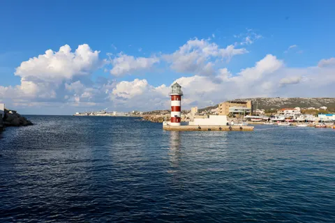 Deniz Feneri Sahili 4K Duvar Kağıdı · ocean · 3840×2560