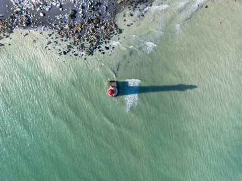 Deniz Feneri Sahili 4K Duvar Kağıdı · ocean · 3840×2880