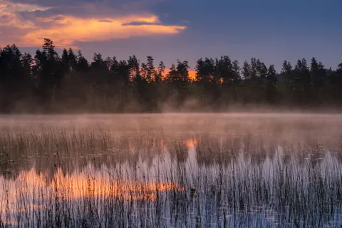 Sfondo Lago di Montagna nella Nebbia 4K · nature · 3840×2560