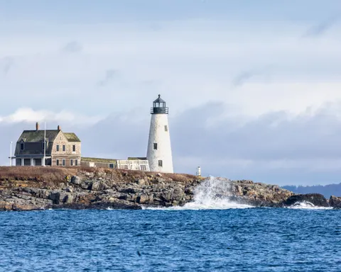 Deniz Feneri Sahili 4K Duvar Kağıdı · ocean · 3840×3072