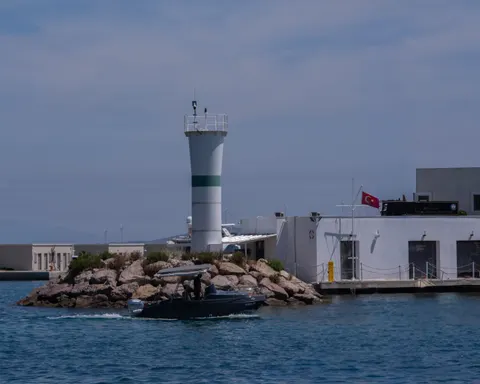 Deniz Feneri Sahili 4K Duvar Kağıdı · ocean · 3840×3073