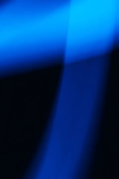 霓虹渐隐 手机壁纸 · gradient · 1440×2160