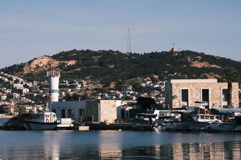 Deniz Feneri Sahili 4K Duvar Kağıdı · ocean · 3840×2560