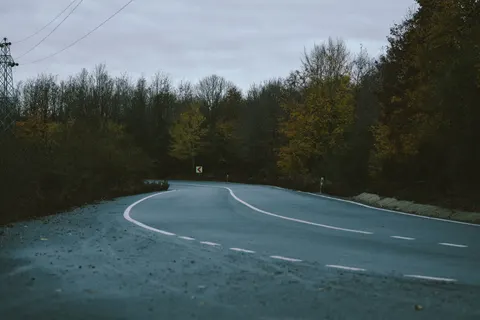 Papel de parede Estrada com neblina 4K · nature · 3840×2560