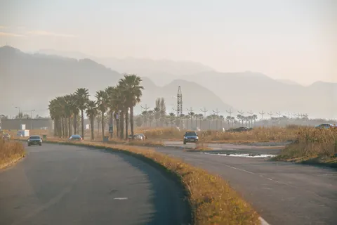 خلفية طريق ضبابي بدقة 4K · nature · 3840×2563