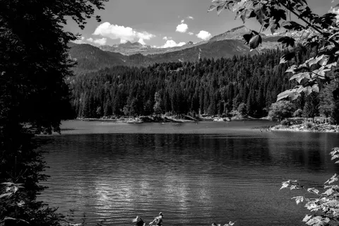 Fond d'écran Lac de montagne 4K · mountains · 3840×2558
