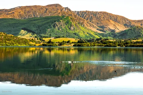 Fond d'écran Lac de montagne 4K · mountains · 3840×2563