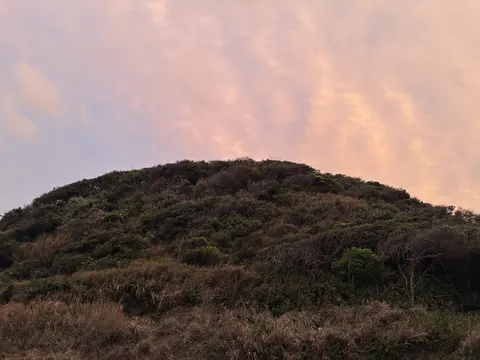 夕焼け空の小山 / A small hill against the sunset sky 4K Wallpaper · nature · 3840×2880