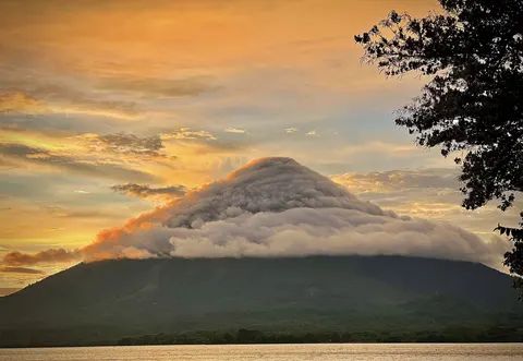 A picturesque view of a mountain with a cloud-covered peak,  4K Wallpaper · nature · 3840×2651