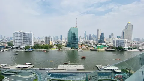High-rise building by the riverside with a scenic view of th 4K Wallpaper · city · 3840×2160