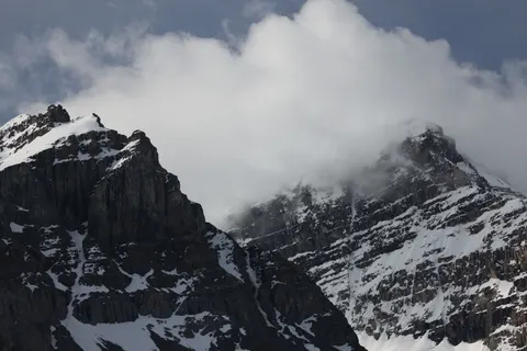 雪山之巅 4K壁纸 · mountains · 3840×2561