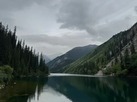 山中湖泊 4K壁纸 · mountains · 3840×2880