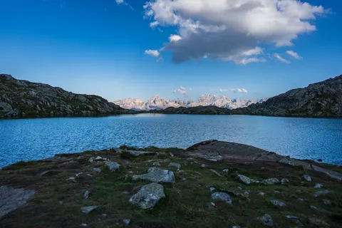 Fondo de pantalla Lago de montaña 4K · mountains · 3840×2560