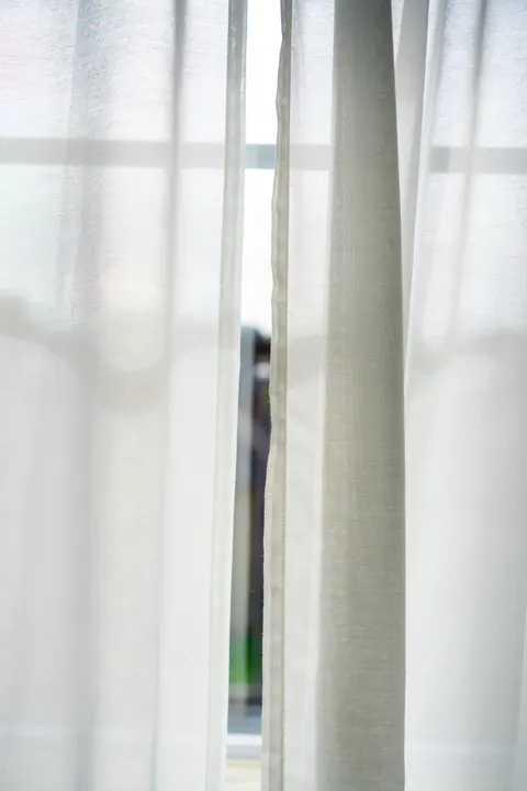نور از میان پرده والپیپر موبایل · aesthetic · 1440×2160