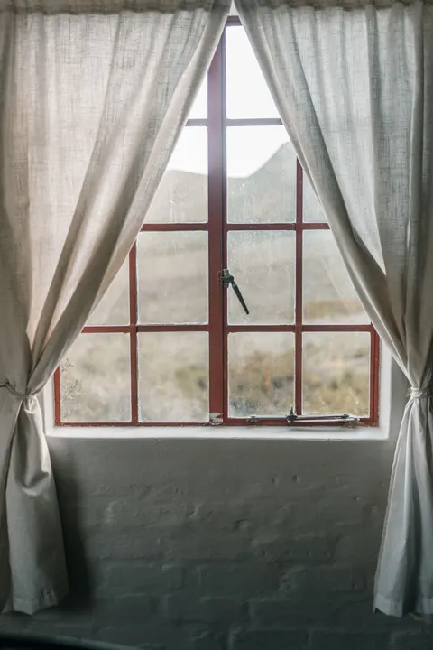 نور از میان پرده والپیپر موبایل · aesthetic · 1440×2160