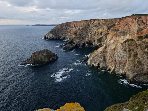 Fond d'écran Falaise sur l'océan 4K · ocean · 3840×2880