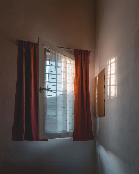 نور از میان پرده والپیپر موبایل · aesthetic · 1440×1800