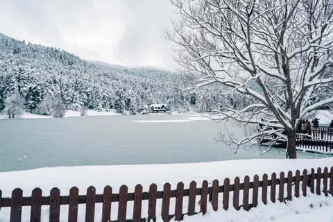 Frozen Lake 4K Wallpaper · nature · 3840×2560
