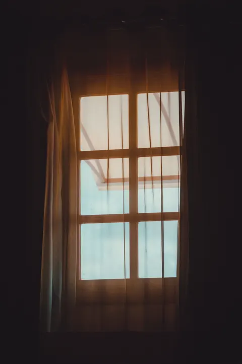 نور از میان پرده والپیپر موبایل · aesthetic · 1440×2166