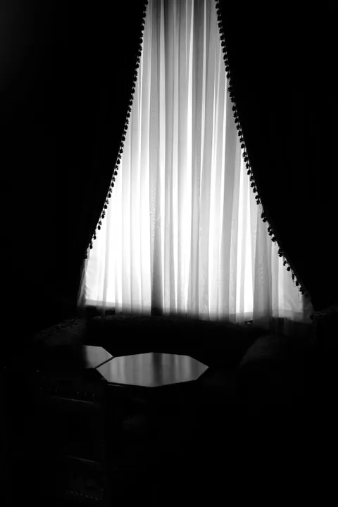 ضوء عبر الستارة خلفية للجوال · aesthetic · 1440×2159