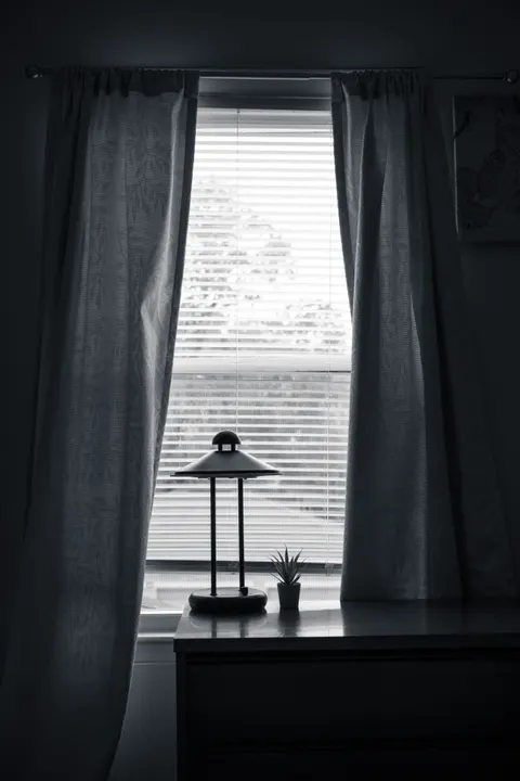 窗簾光影 手機桌布 · aesthetic · 1440×2160