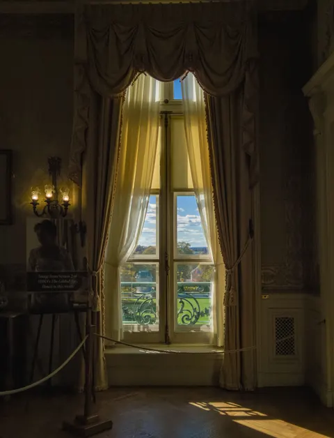 نور از میان پرده والپیپر موبایل · aesthetic · 1440×1884